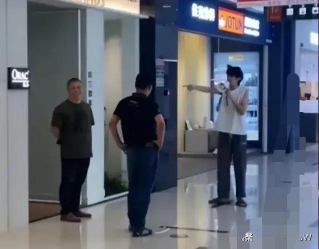 江苏无锡发生一起令人哭笑不得的事件。一名00后男生因老板扣工资而去讨薪，没想到遭