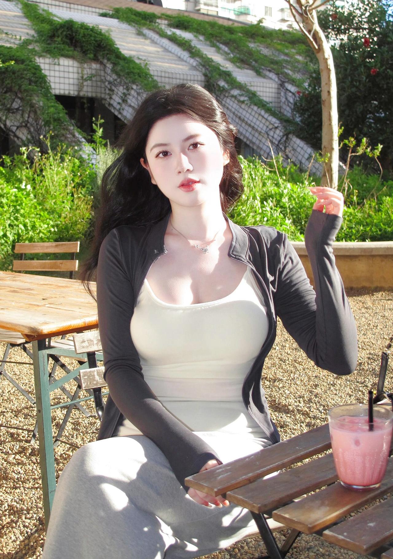 《晴日闲行》晴光铺径草痕新，软风拂鬓惹香尘。素衣漫随云影动，笑靥轻融暖日春。