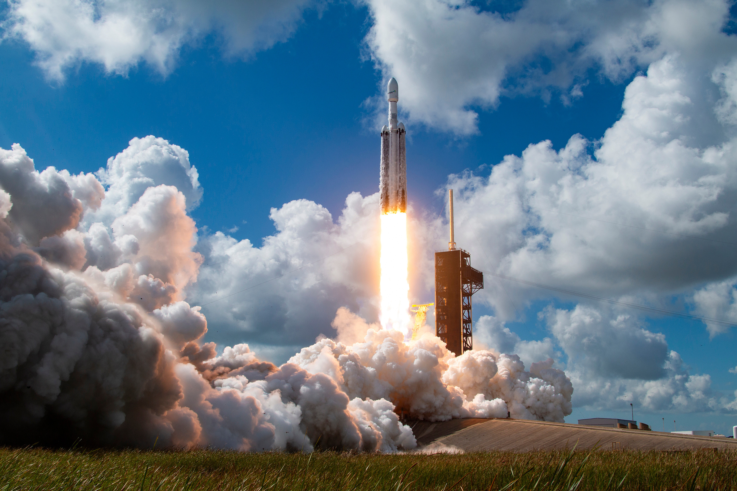 【SpaceX拟于6月12日上市，或创全球最大IPO纪录】据知情人士透露，Spa