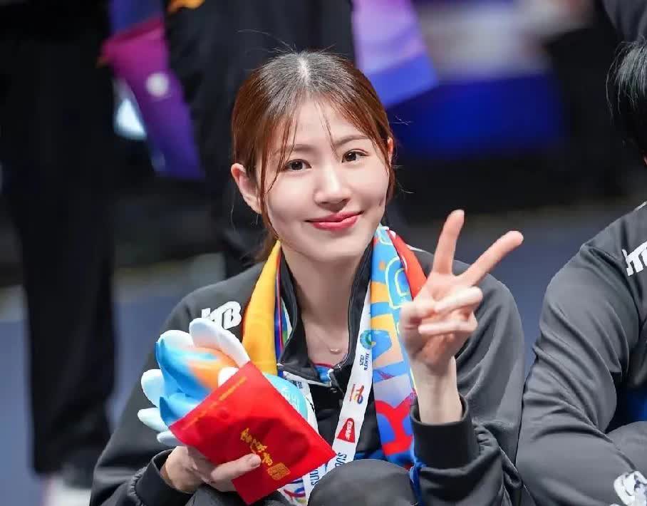 志田千阳被中国球迷喊“老婆”，她不但没生气，还笑着比了个耶✌，谁能不爱她啊！