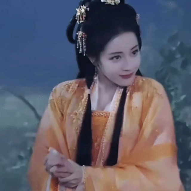 《白日提灯》物料放得越多，越替迪丽热巴捏把汗……网上乐子动图层出不穷，热巴古装