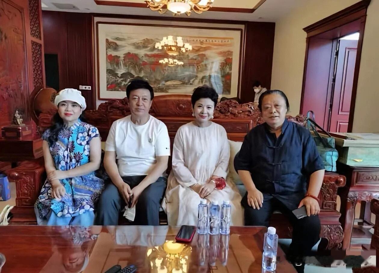 几位歌唱家难得再次相聚，60多岁的董文华这一次赢麻了，比张也有气质多了。她穿着一