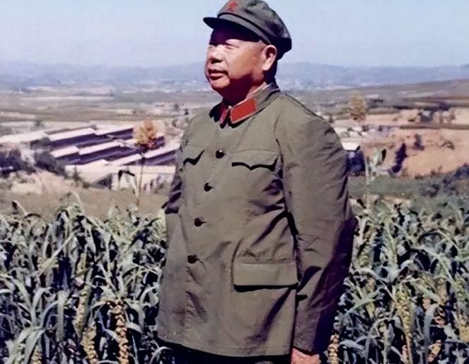 一个字，让工作人员差点冒汗。1950年，毛主席为炮兵学校亲笔题词，写完，旁边
