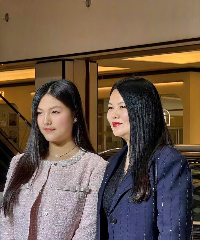 李湘带女儿参加活动，相似度爆表！母女俩同样的发型，奢华的着装，珠圆玉润，被调侃“