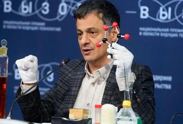 一个俄罗斯顶尖材料科学家，刚拿到中国发给外国专家的最高科技荣誉，就公开判断中国已