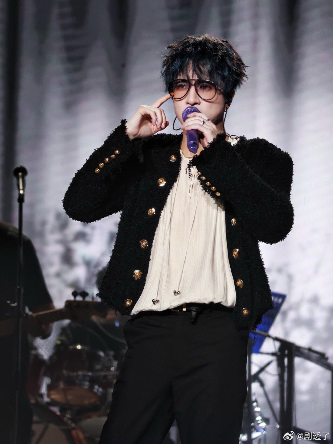 这下高低都能看到薛之谦演唱会了薛之谦演唱会舞台建得真高，内场看台后排全照顾到，