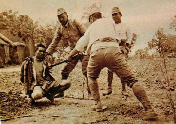 这是1938年5月徐州会战中的照片，几名日军解开一名中国战俘衣服练习枪刺，而中国