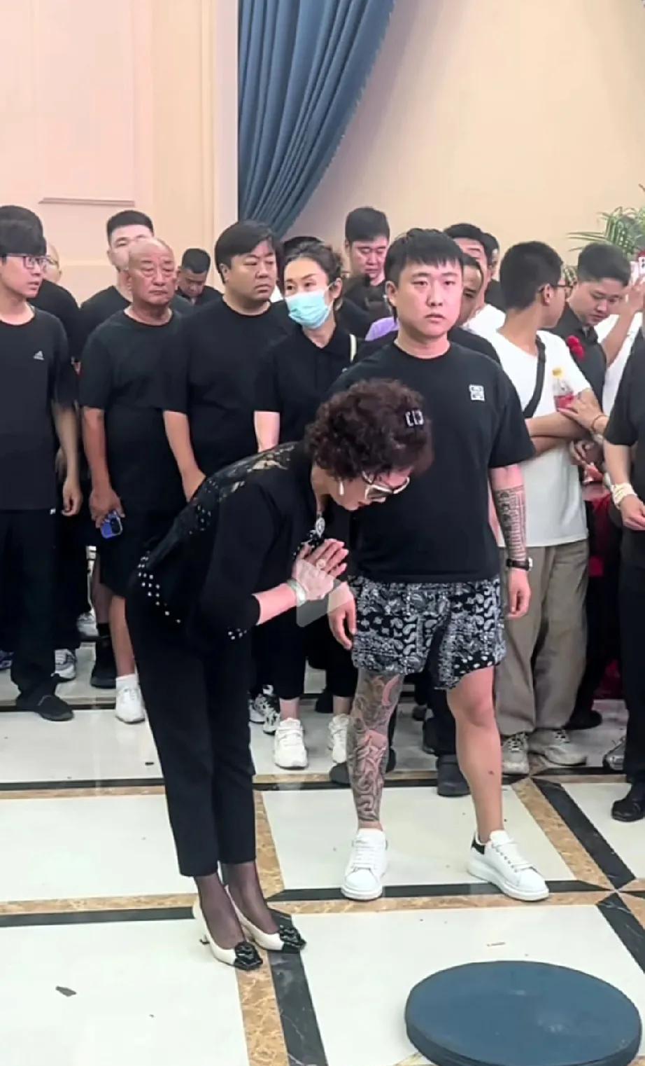老五婶儿梦真也来吊唁了。穿了一身黑西装，非常正式，还和家属亲热的拥抱。毕竟和杨