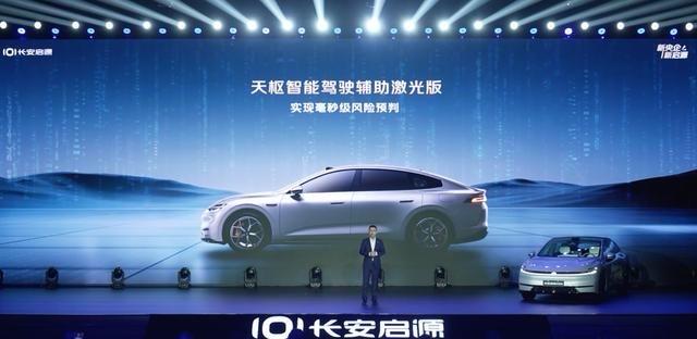 12万左右的价格买一个双叉臂加五连杆，有前备箱，纯电续航里程200km的混动轿车