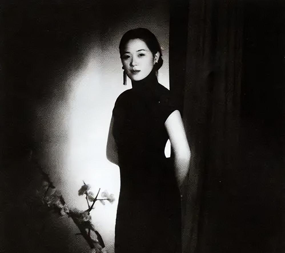 1935年，年轻貌美的青楼女子潘素，苦苦哀求37岁的张伯驹：“带我走吧，我还是清