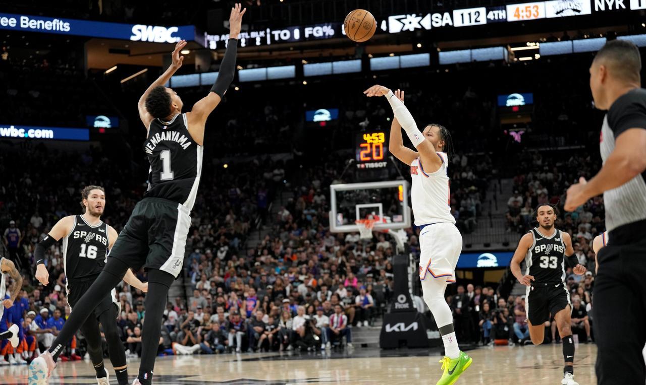 马刺主场134-132险胜尼克斯。看了比赛你就会发现，尼克斯进攻顺的离谱，马刺苦