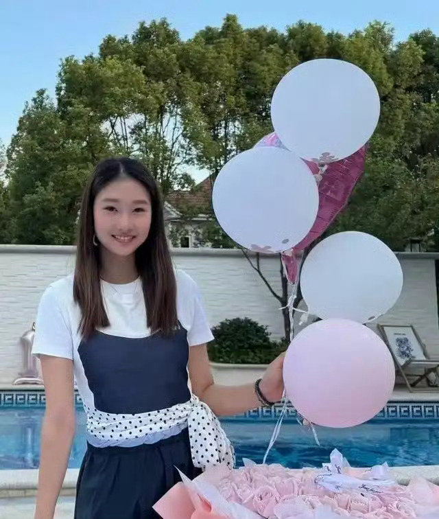 17岁文君竹摘了牙套像换了张脸，别墅泳池边庆生比妈还抢眼，网友看愣：马伊琍辛苦养大，咋越长越像文章​