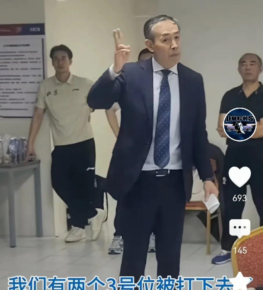 老实人许利民说了大实话！曾凡博受伤后，许利民在赛后采访的时候并没有说到球员受伤