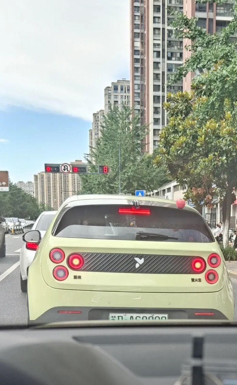 今天在路上碰到个个人认为奇丑无比的车，后面六个洞真是一言难尽。光看那车标也不知道