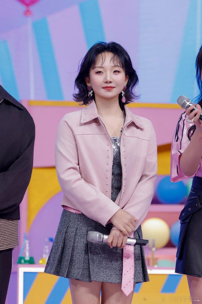 李嘉琦李雪琴你俩咋这么瘦了演播厅的顶光照下来时，粉色布料在她俩身上流淌成有呼吸