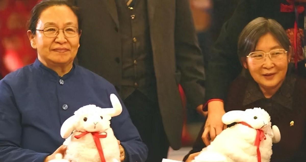 81年辽宁一位老人去世，李敏和李讷姐妹亲自送花圈，这位老人究竟是什么身份？20