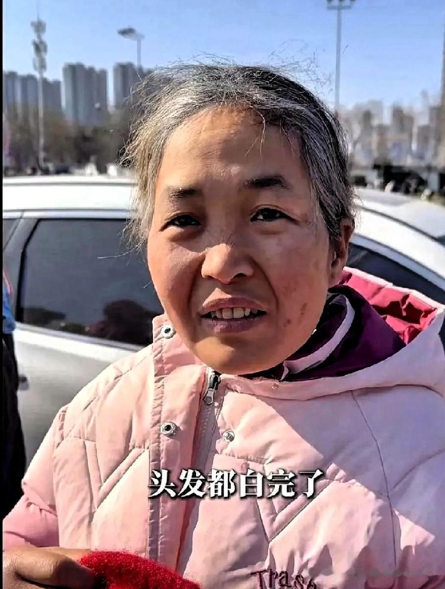 大姐42岁了，1983年出生，和我妈同龄。大姐的头发全白，显得比实际年龄要苍老很