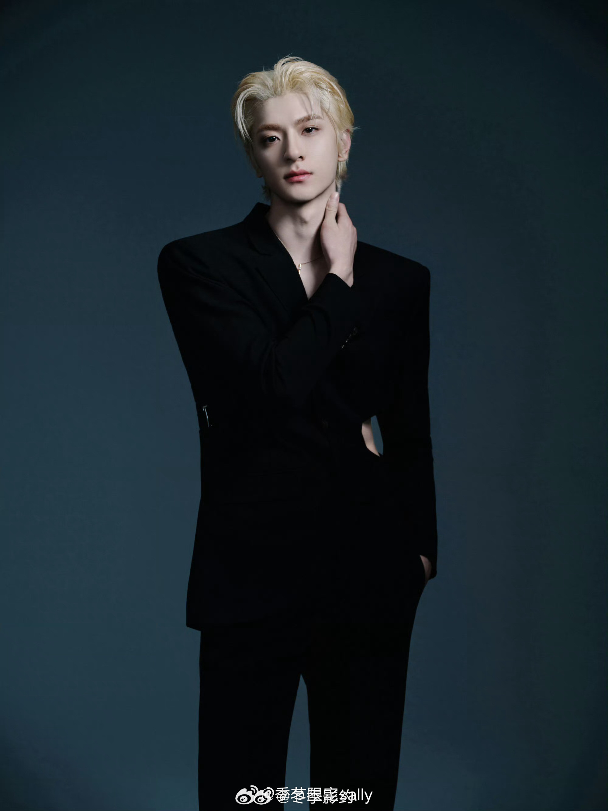 林一别试探了有市场冷感眼神加优越比例，林一这套造型直接把我拿捏得死死的，腰侧那