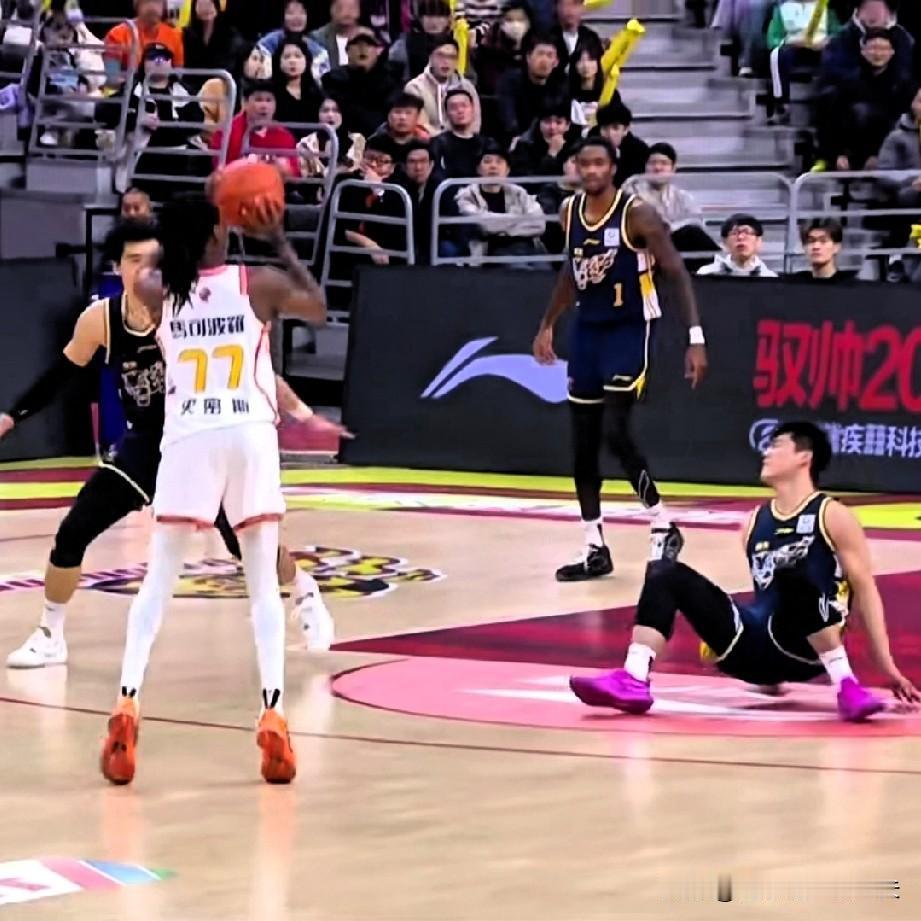 广东天才球员陈家政这个屁墩摔的不轻，被深圳小外援史密斯晃倒，然而后者王之蔑视后，