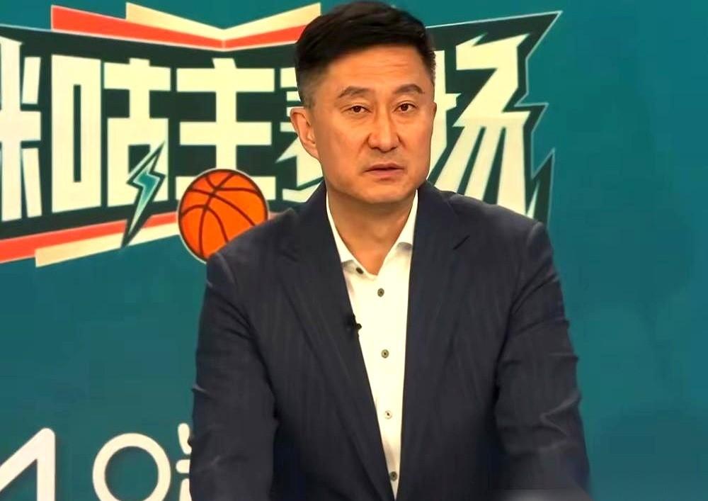 杜锋主动递了辞职信。老板陈海涛亲自把信推了回去，说尽好话，没留住。反倒是球馆外
