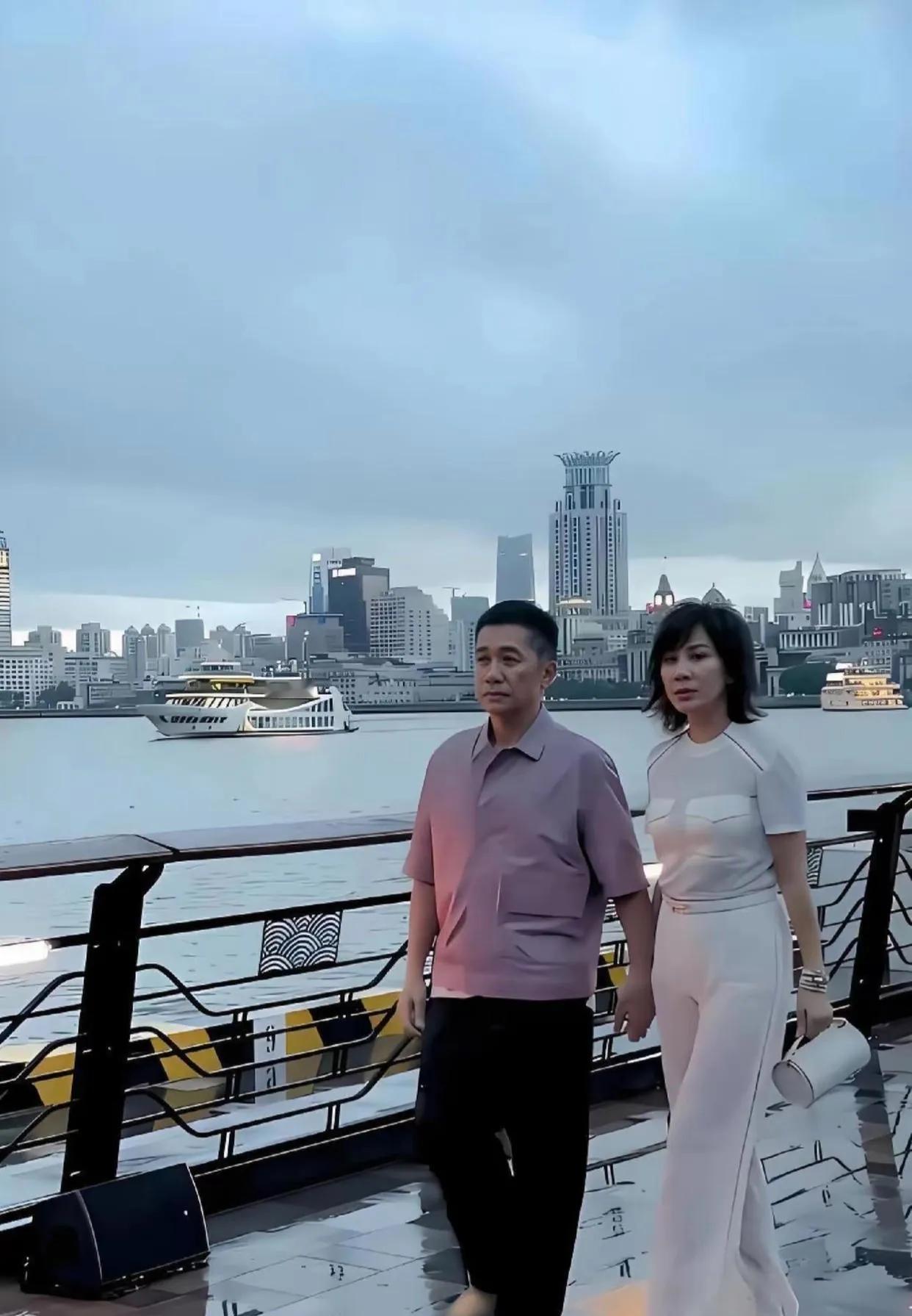 59岁刘嘉玲上海外滩被偶遇，白衣穿搭清爽减龄，状态比梁朝伟还显年轻！上海外