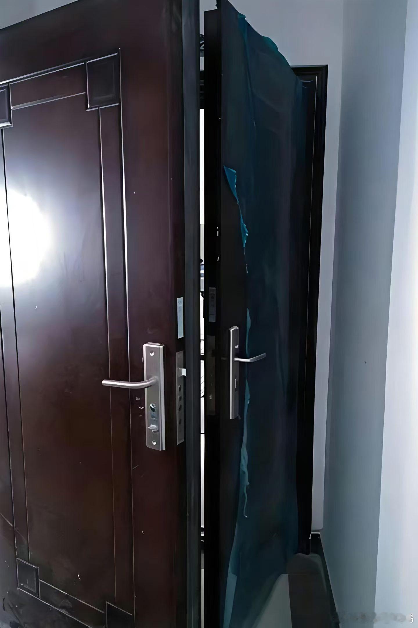 门堵门的风水不好：自家大门和邻居家大门如果同时开，就会打架，就是门堵门，这种房子各个地方还不少。还有