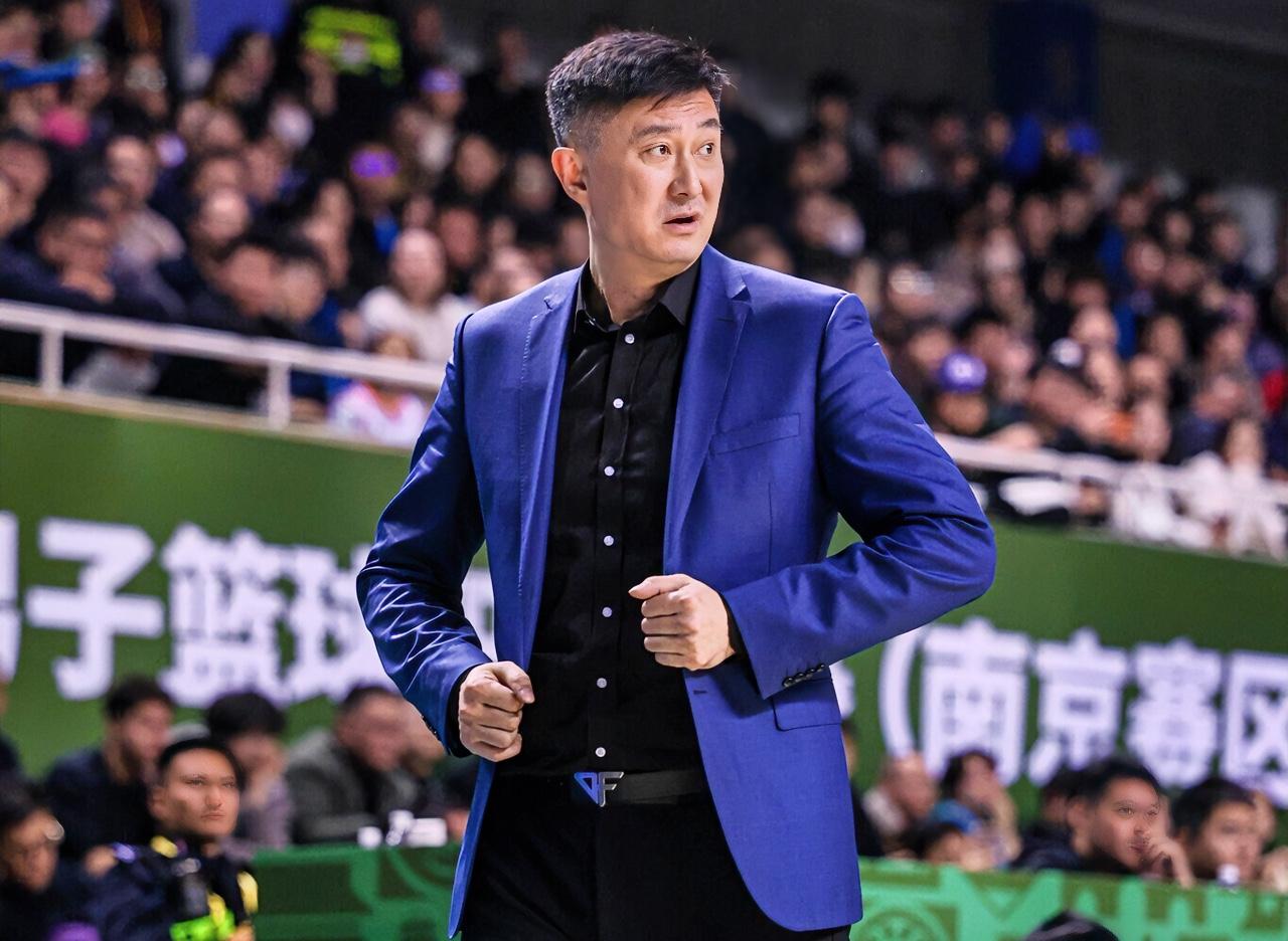 拉科维奇比杜锋强？这7大优势太明显！1、徐杰终于回到熟悉的持球位置，盘活全队