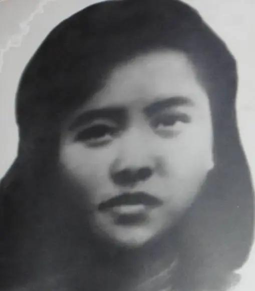 1949年，女教师朱世君被军统特务抓捕，在押送往渣滓洞的途中，押送人员李朝成认出