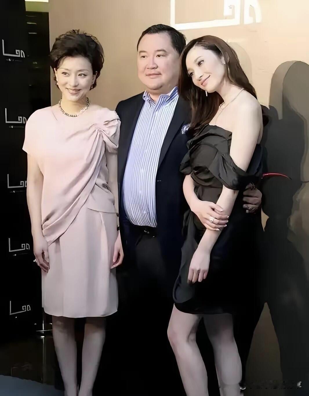 和杨澜、吴征夫妇一起合影的这位女士，竟然美的发光，以前没有多觉得她有多漂亮，现在