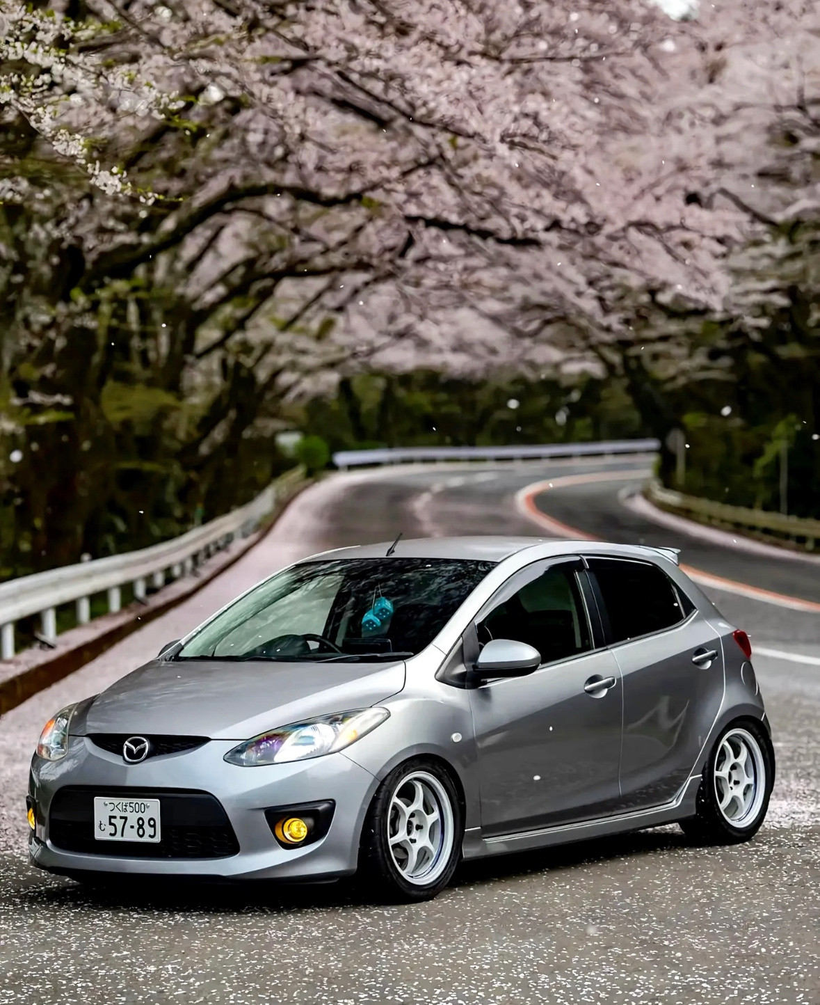 有点帅。国内没见过这么精神的马2。这台是不是做了点宽体。