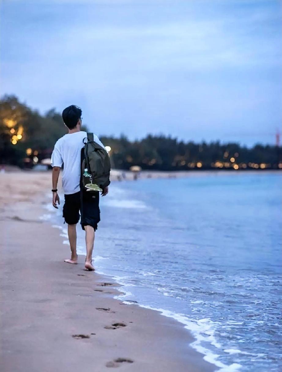 一位刚毕业的师范生分到中学教书，没人注意他。他发现王校长总一个人闷着，就下班陪