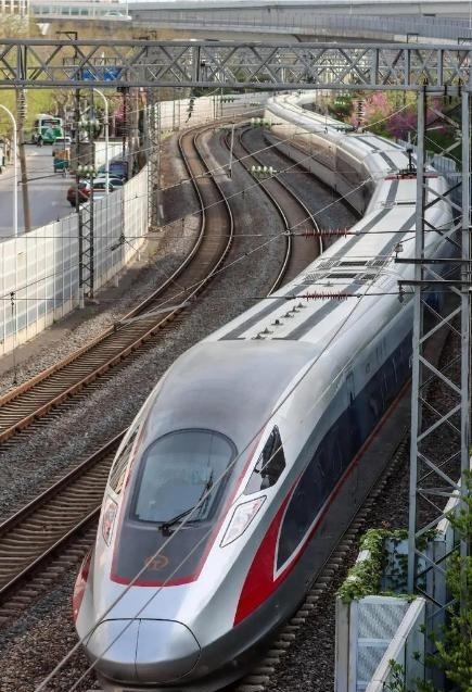 中国为什么执意要发展高铁，而不是廉价航空？因为中国在做一个赌注，赌的就是你用电，