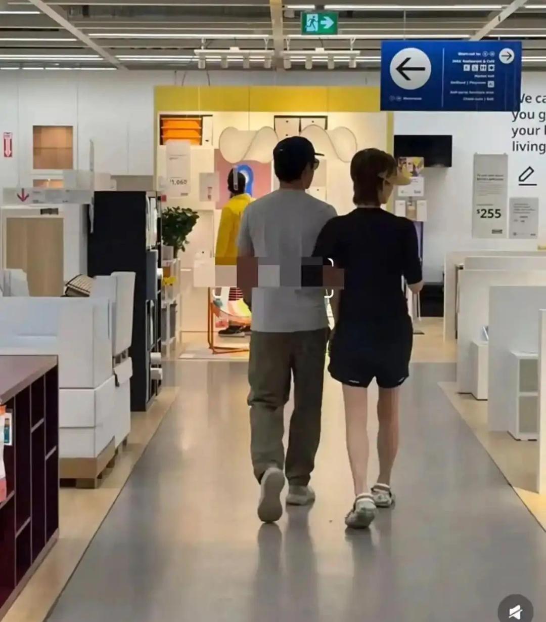 郑恺和苗苗在加拿大逛家居店被偶遇，貌似在那买房子了！明星在国外买房也不是啥稀罕