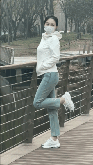 清纯的美女！千呼万唤始出来，犹抱琵琶半遮面！全方位展示，却从不衣着暴露；