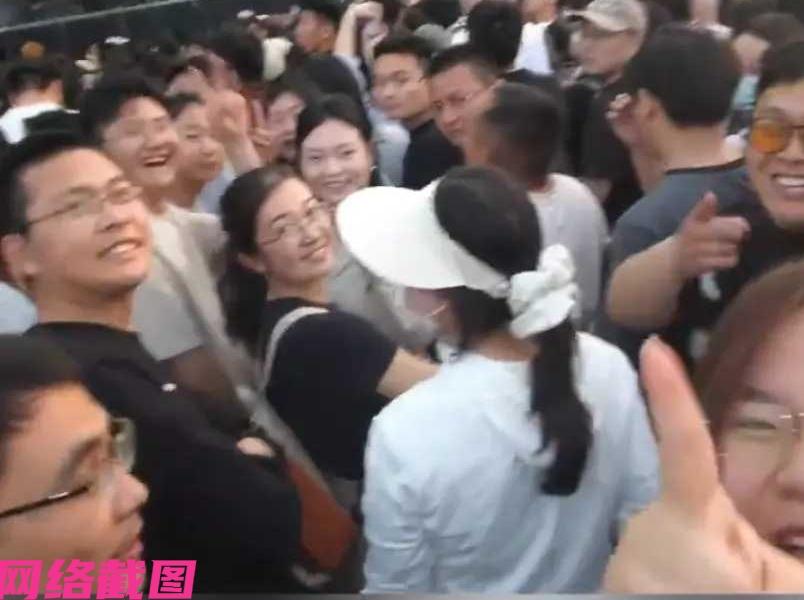 山东济宁有女子去参加一处的音乐节，然而女子的手机在途中还丢失了，还好遇到有心人帮