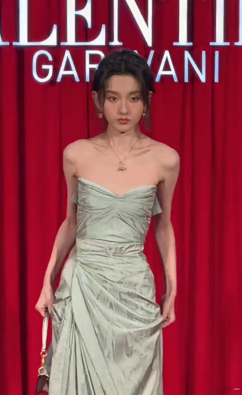 宋祖儿瘦的只剩头发了，这难道就是越瘦越美