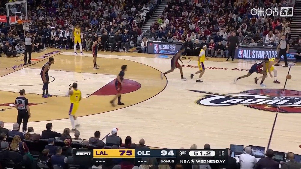 熟悉的湖三崩又来了##骑士队欢迎詹姆斯父子回家#湖又三崩了！湖人单节净负20分