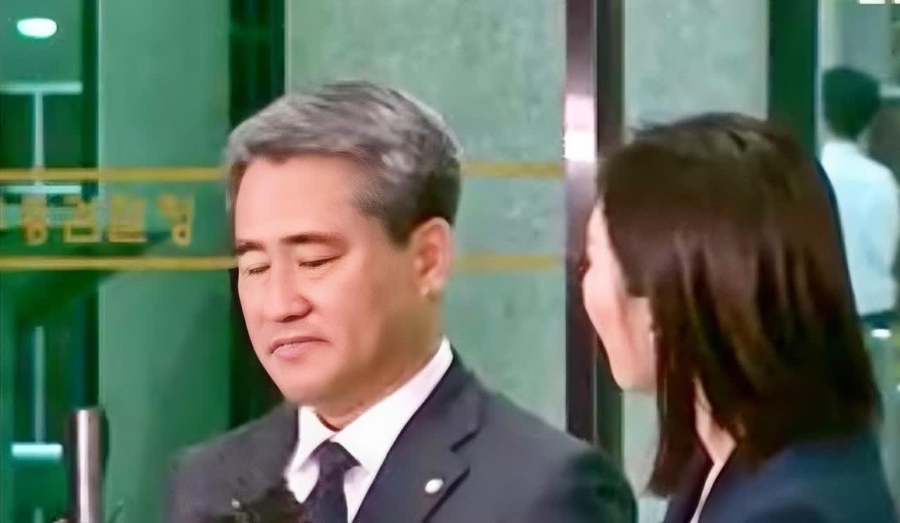 12日，韩国前总统尹锡悦的律师称：“看守所里温度颇高，而且尹锡悦由于患有糖尿病，