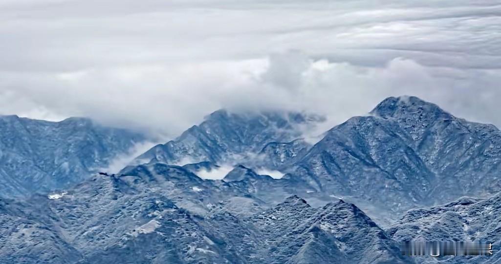 受全省雨雪天气影响，11月16日夜间起，秦岭南麓的陕西洋县华阳景区迎来今冬首场降