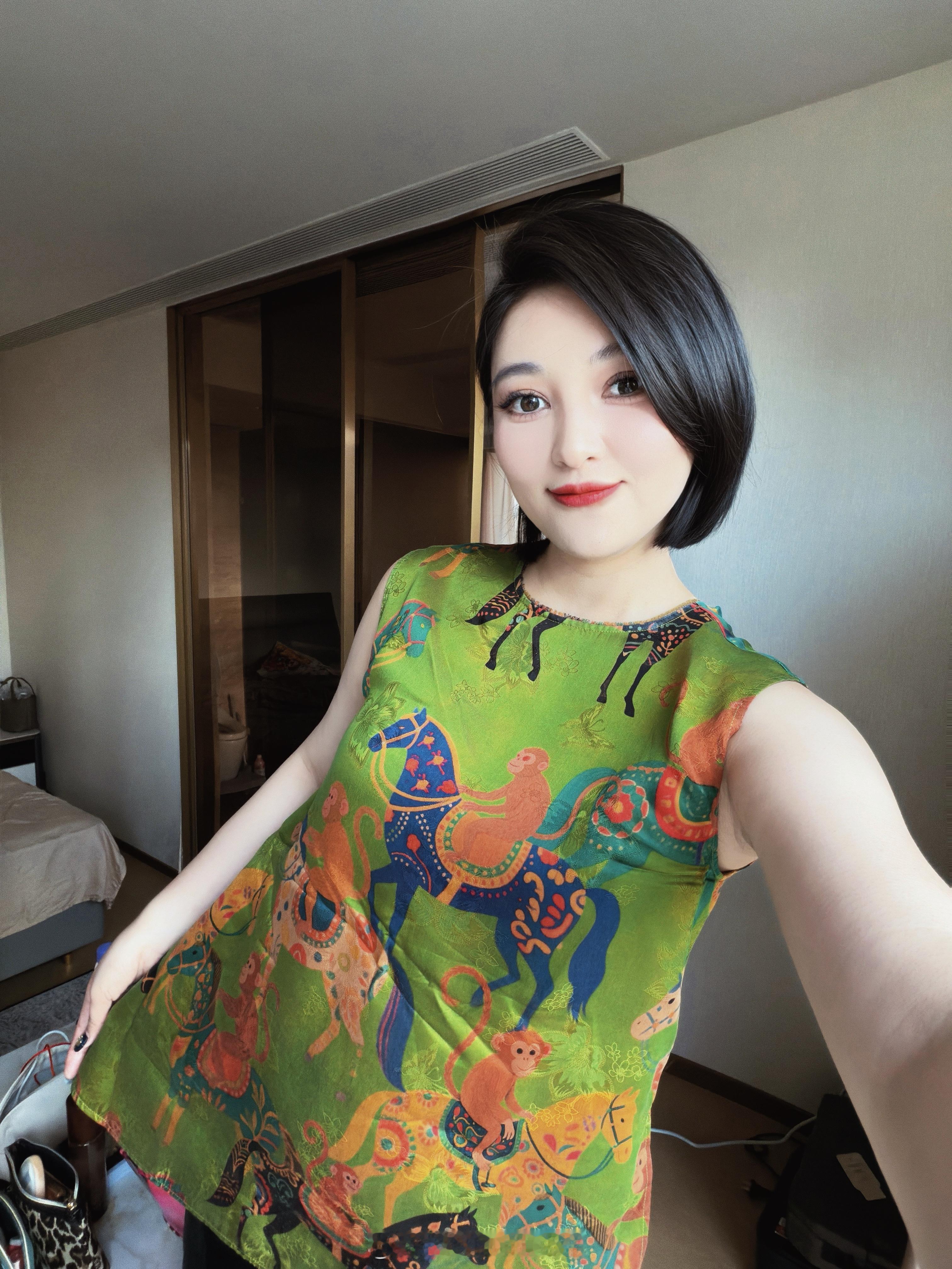 嘿～看我衣服上的小心机～[大笑]​​​