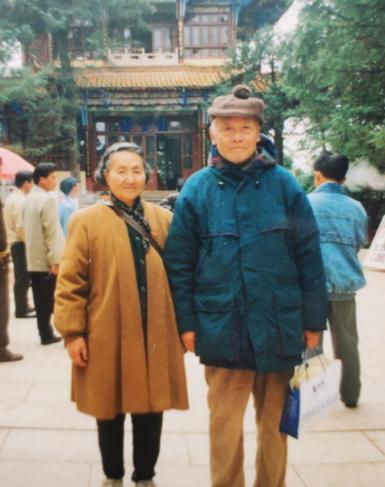 在昆明医科大学生命科学馆的入口处，摆放着两具白骨。奇怪的是，对于这两具白骨，来往