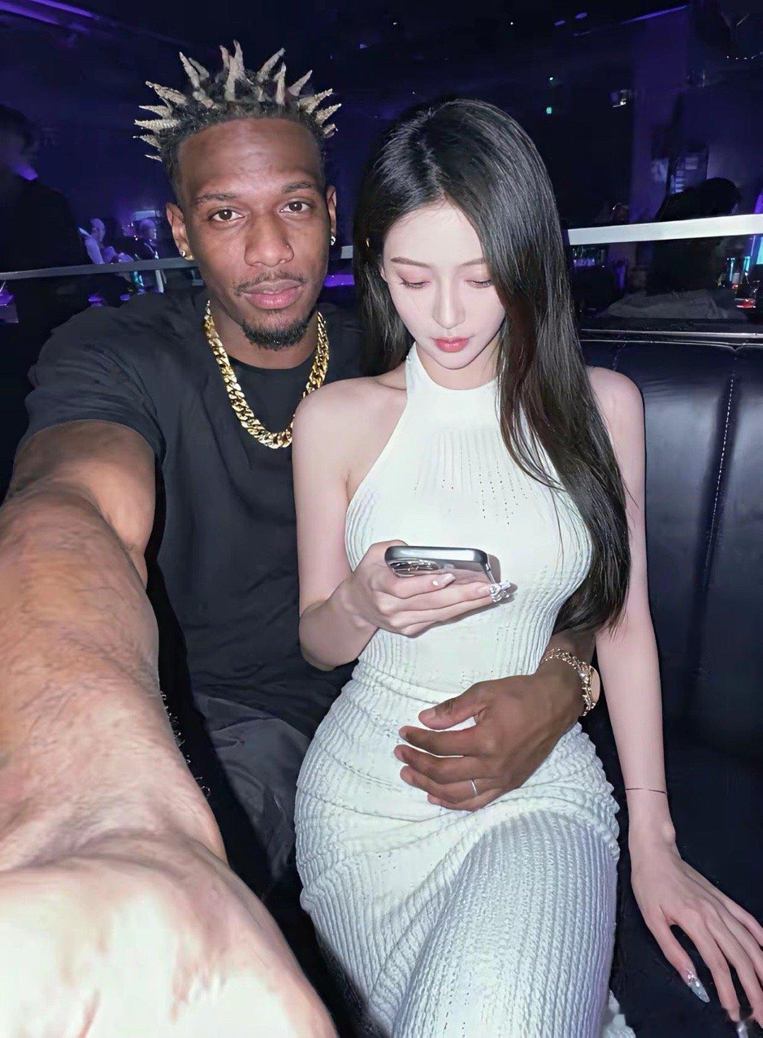 得到就算了还还显摆~~这么好看的女孩咋就喜欢上这黑的，，我就想不明白了，这女孩的