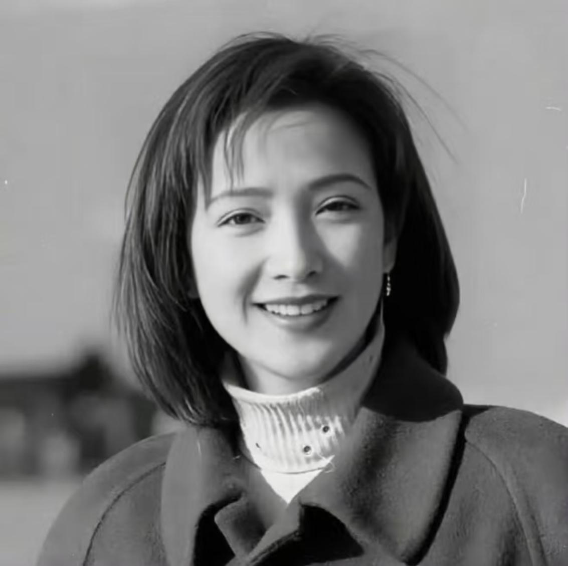 大姨坐在社区榕树下，看到了我手机上何晴的照片。她问我:“这个人还在吗？”