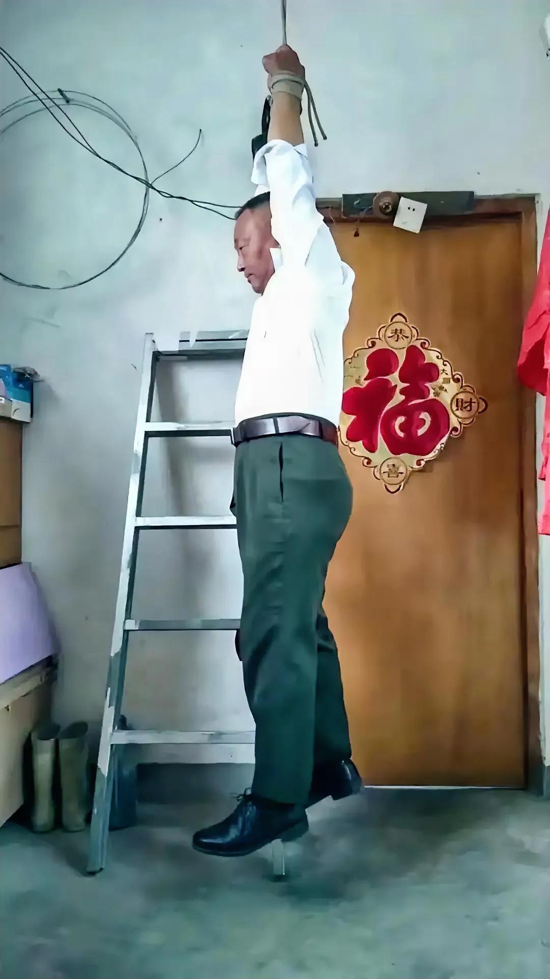 老弟，你这是干什么？这动作，锻炼身体吗？你能这样锻炼身体呀？你可要想明白？