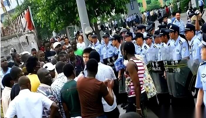 巴黎，70%。新生儿里，十个有七个是黑人宝宝。很多人一拍大腿就骂，说法国人脑