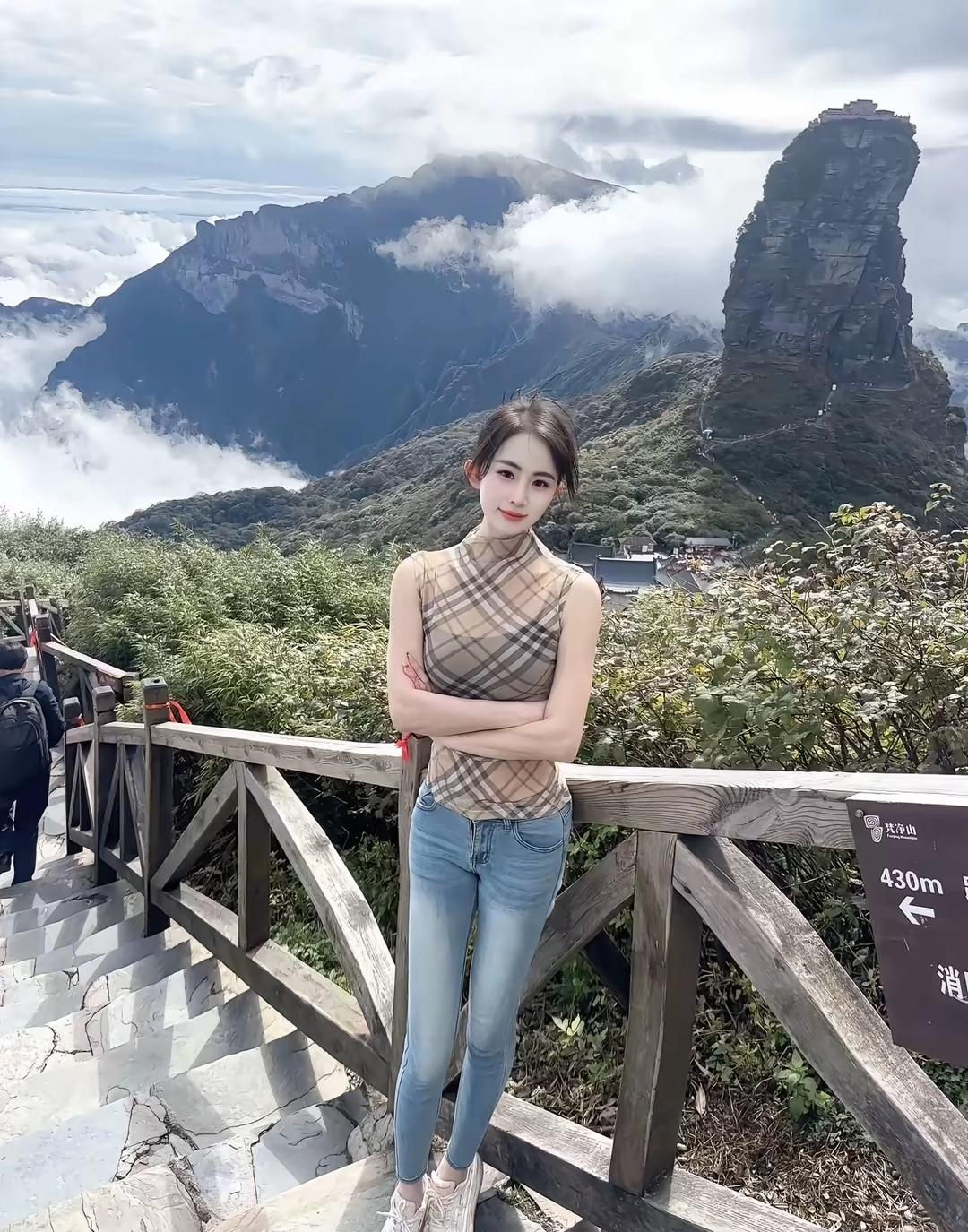 云海之上，少女与山峦相映成趣