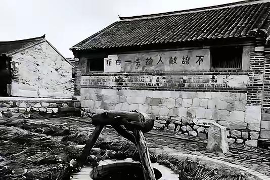 1943年庞炳勋投降日寇，为表忠心竟用铡刀残杀36名被俘八路军，将遗体抛入枯井，