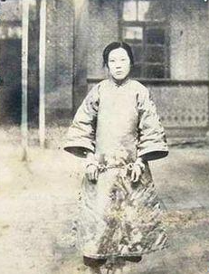 1925年，24岁的青楼女子张素贞，和往常一样接客，然而，正当她为客人宽衣解带时