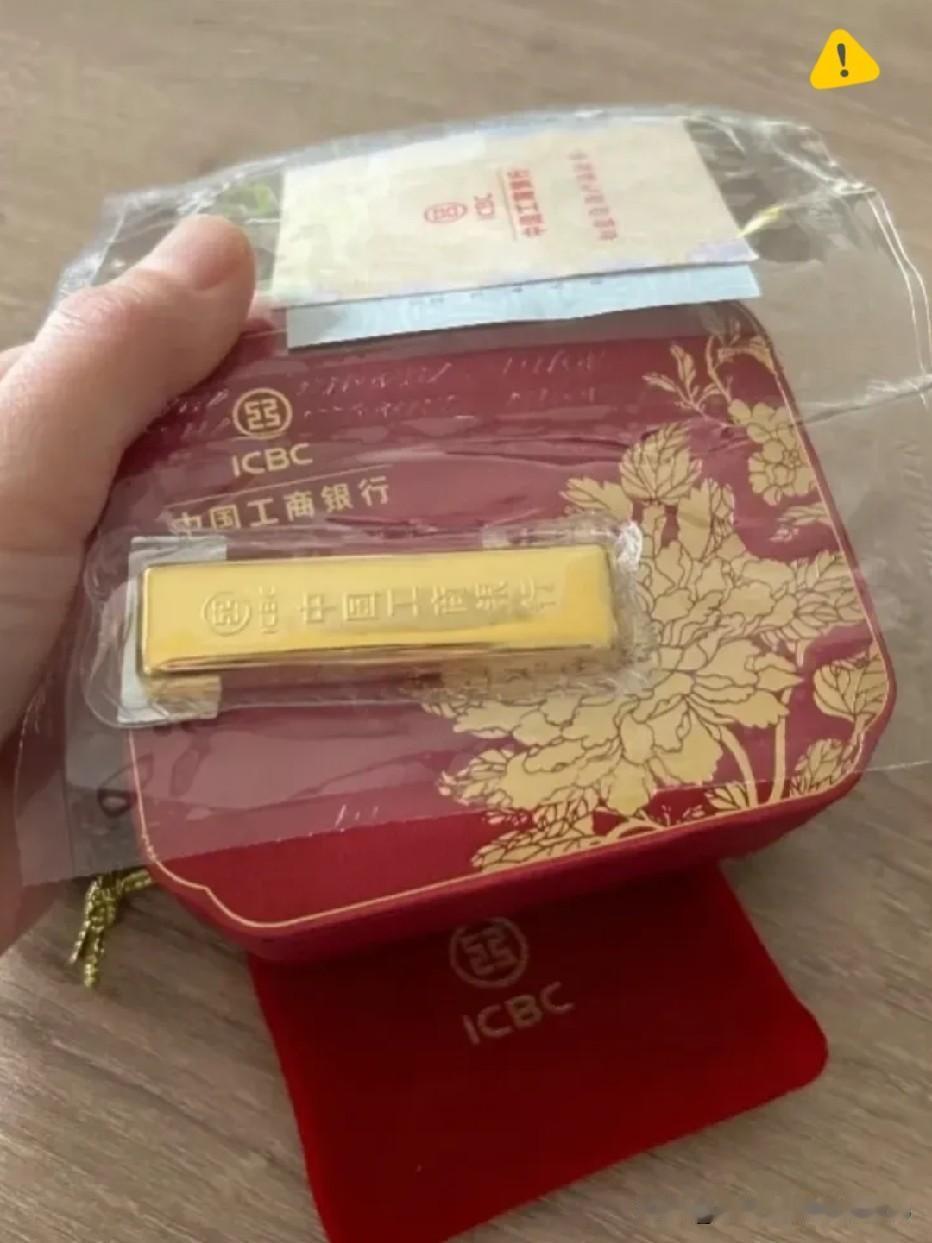 黄金这波下跌，手里持仓的人估计心里都堵得慌。明明看准方向该吃肉的，一进场先挨了闷