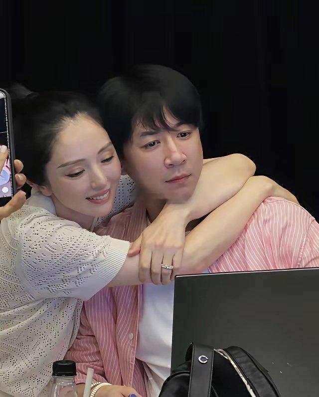 没刻意摆拍、没真人秀镜头董璇张维伊后台自然拥抱，这才是爱情真实的样子